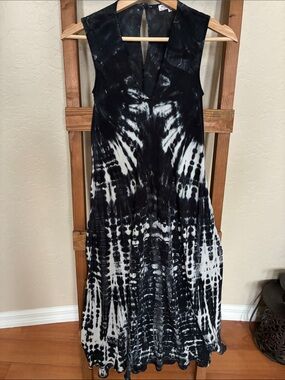 Sleeveless Black & White Tie-Dye V-Neck Maxi Dress